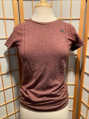 adidas running Women’s Maroon Short Sleeve Tee Size Medium (G20)